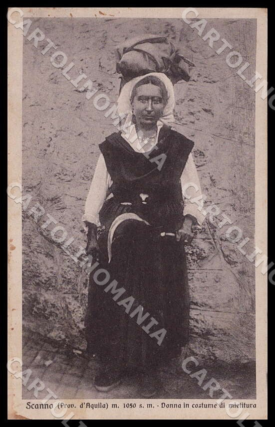 L'Aquila Scanno Donna costume mietitura Costumi Mestieri cartolina GM0662 – fronte