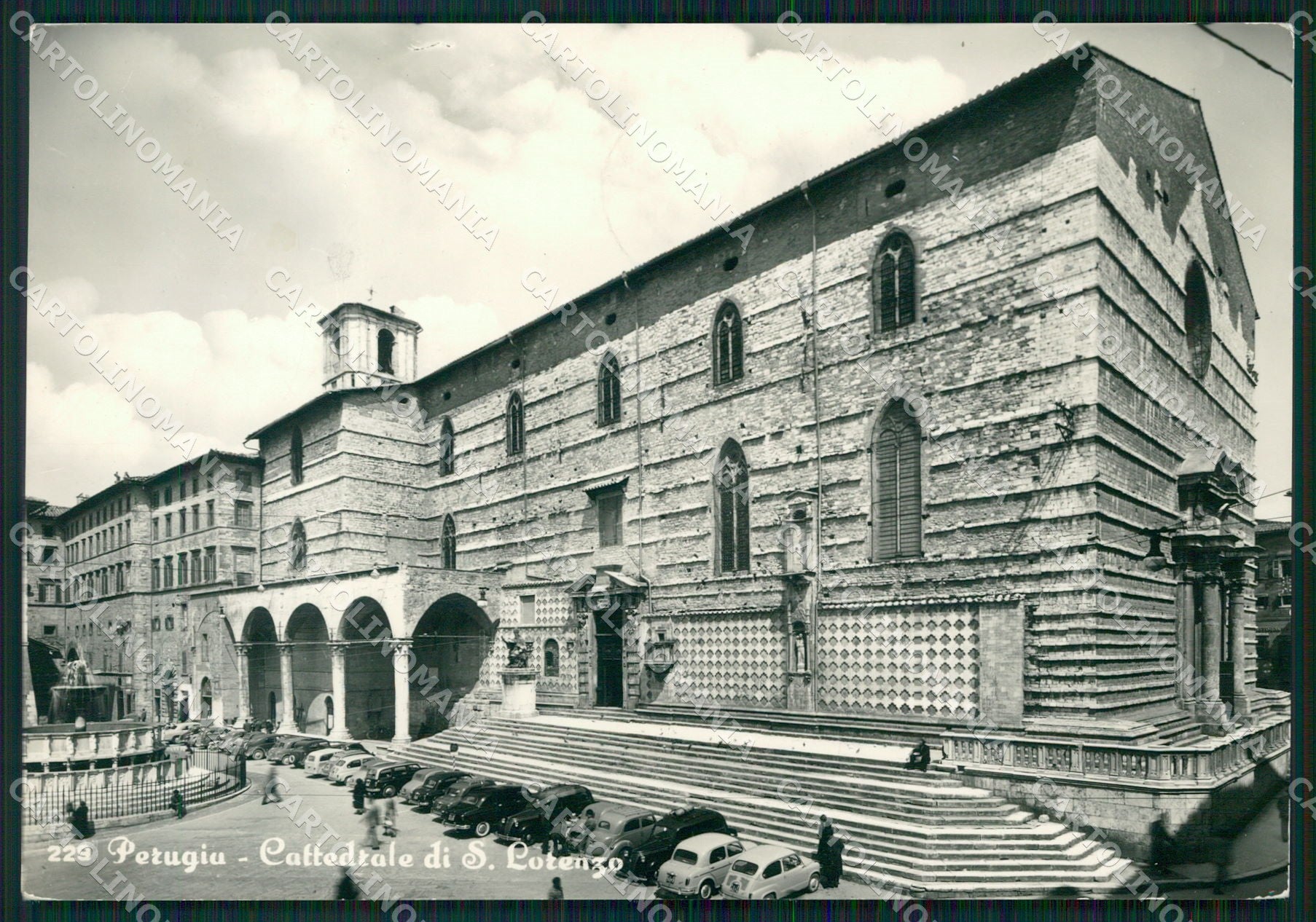 Perugia Città Cattedrale San Lorenzo Auto FG Foto cartolina KB4711 – fronte