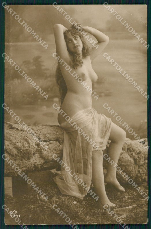 Risque Nude Lady CREASE Real Photo postcard KS6800 – fronte
