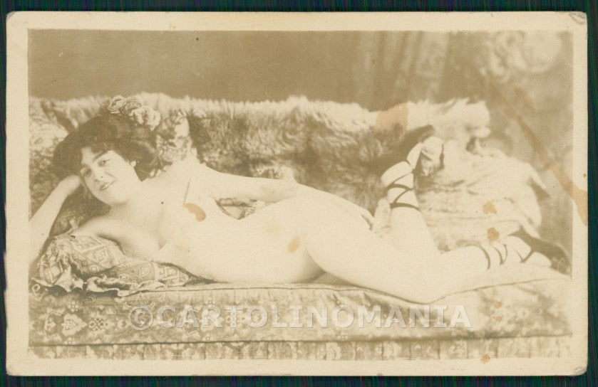 Risque Nude Lady CREASED Real Photo postcard KS7581 – fronte