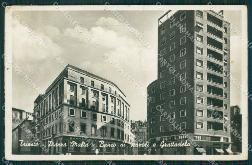 Trieste Città Banca PIEGA Foto cartolina KV6837 – fronte