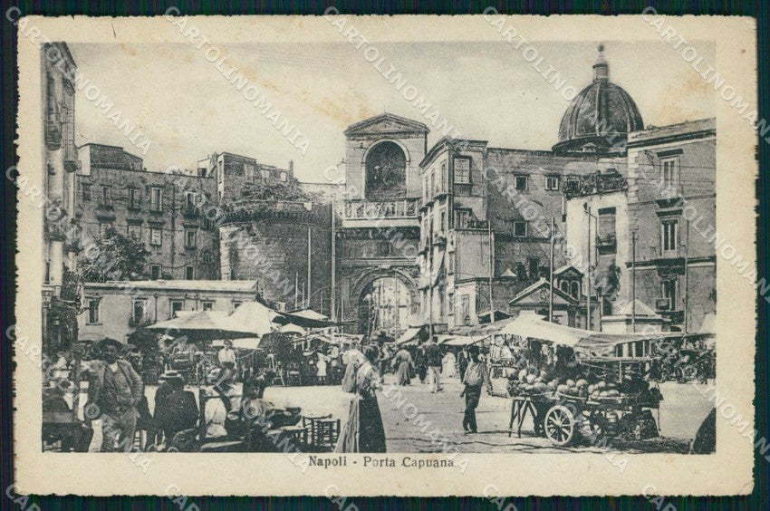 Napoli Città Porta Capuana Mercato PIEGA cartolina MX4994 – fronte