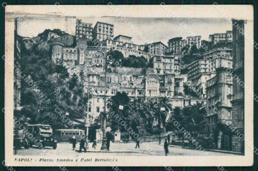 Napoli Città Piazza Amedeo Hotel Bertolini Corriera cartolina MX5297 – fronte