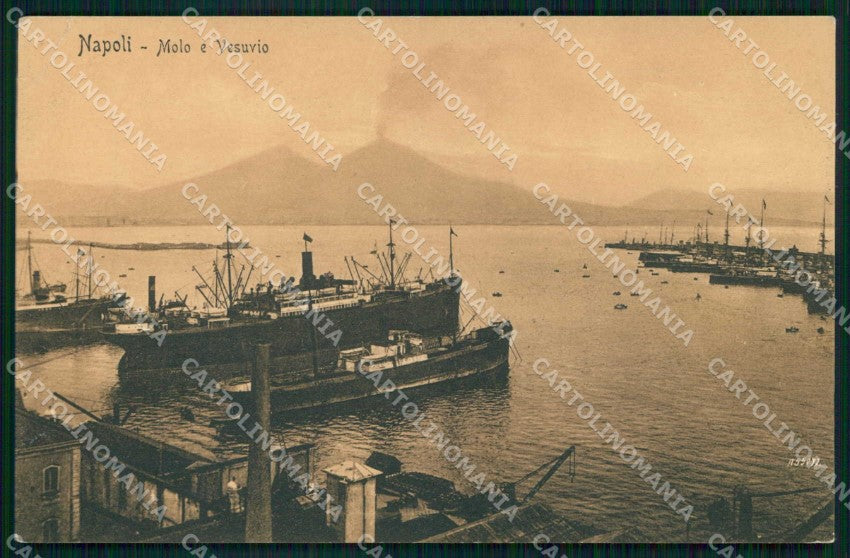 Napoli Città Molo con Barche Vesuvio PIEGHINA cartolina MX5888 – fronte