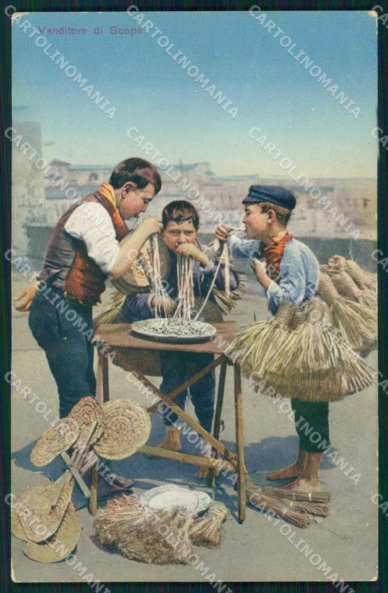 Napoli Città Costumi Venditore Scope Mangia Maccheroni cartolina MX7670 – fronte