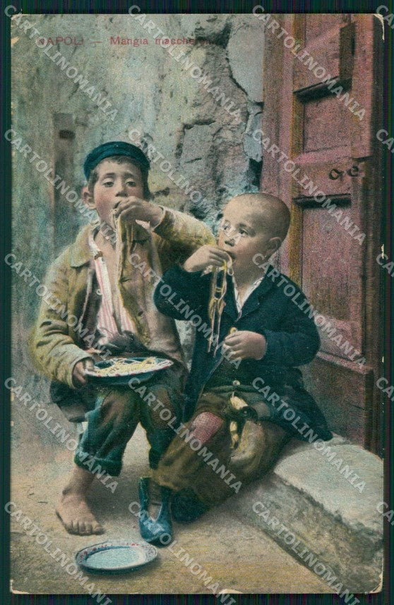 Napoli Città Costumi Scugnizzi Mangia Maccheroni cartolina MX7673 – fronte