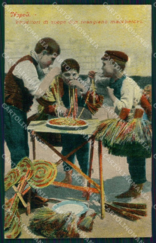 Napoli Città Costumi Mangia Maccheroni Venditori Scope cartolina MX7719 – fronte