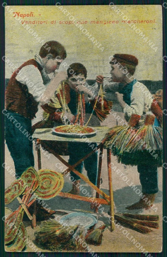 Napoli Città Costumi Mangia Maccheroni Venditori Scope cartolina MX7723 – fronte