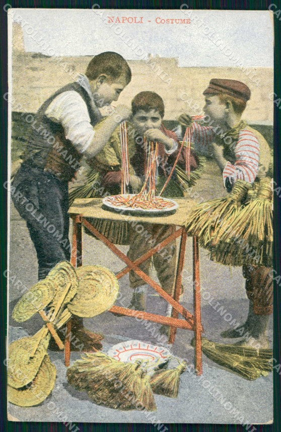 Napoli Città Costumi Mangia Maccheroni Venditori Scope cartolina MX7725 – fronte