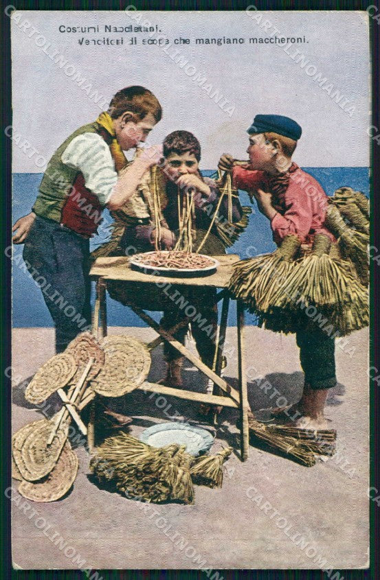Napoli Città Costumi Mangia Maccheroni Venditori Scope cartolina MX7728 – fronte