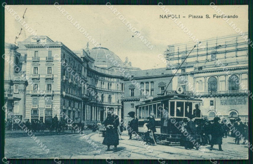 Napoli Città Piazza San Ferdinando Tram Vigile COLLA RETRO cartolina MX8275 – fronte