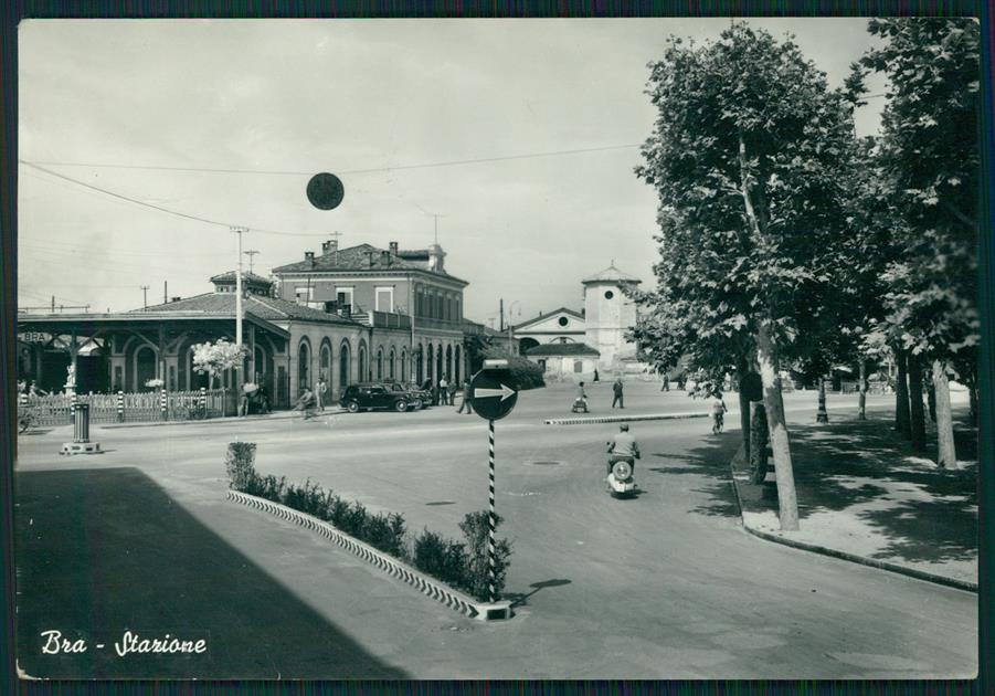 Cuneo Bra Stazione Vespa PIEGA Foto FG cartolina MZ1551 – fronte