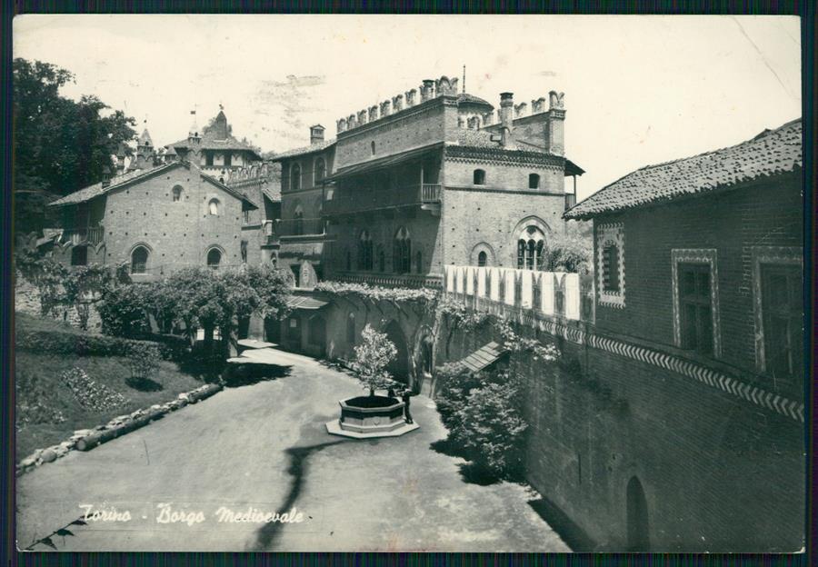 Torino città Borgo Medioevale PIEGA Foto FG cartolina MZ3195 – fronte