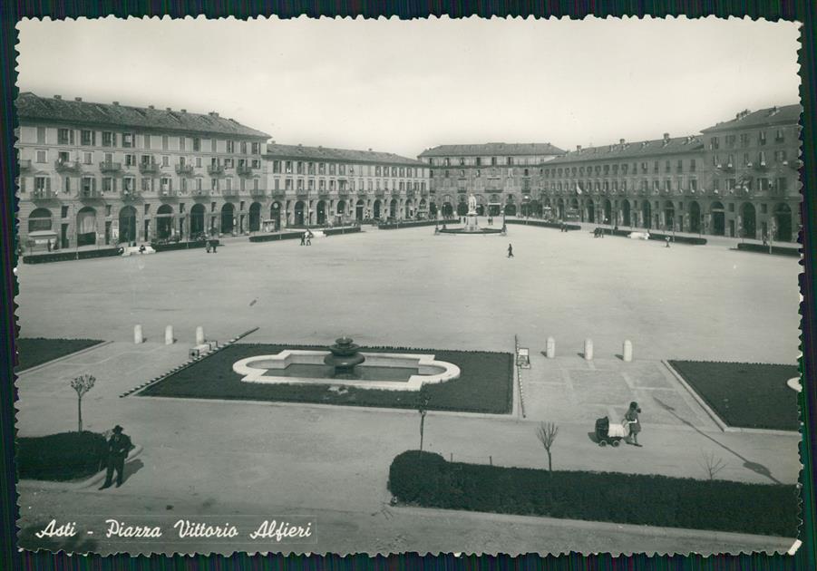 Asti città Piazza Vittorio Alfieri Foto FG cartolina MZ4273 – fronte