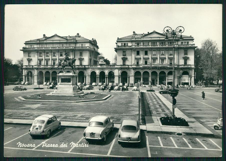 Novara città Piazza dei Martiri Auto Foto FG cartolina MZ4342 – fronte