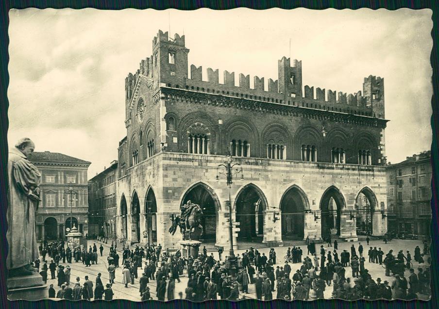 Piacenza città Piazza Cavalli Palazzo Gotico Foto FG cartolina MZ5353 – fronte