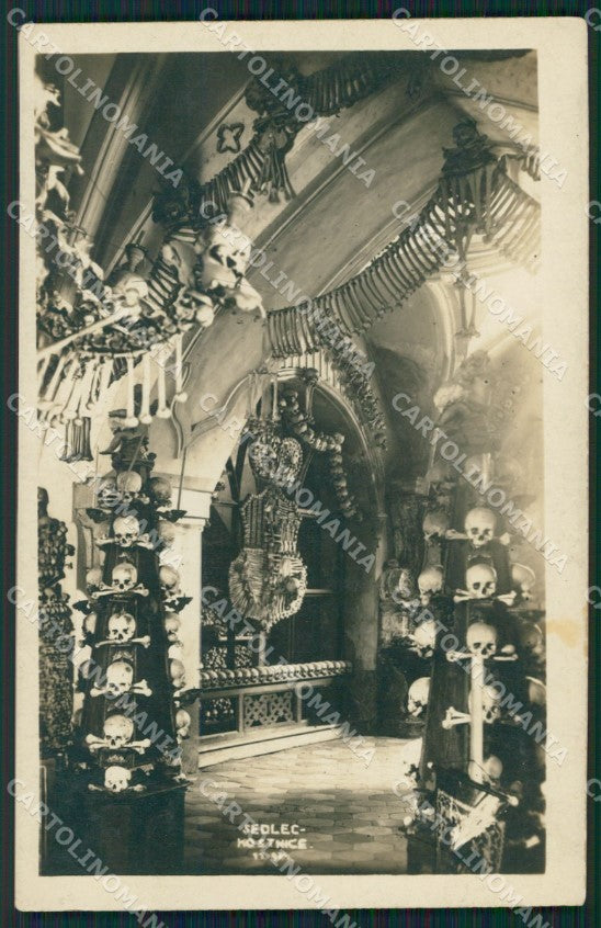 Repubblica Ceca Sedlec Kostnice Skeleton Teschio Foto PIEGA postcard QT5043 – fronte