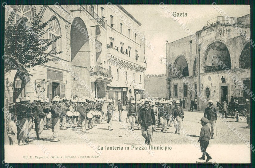Latina Gaeta Piazza Municipio Militari Fanteria cartolina QT7579 – fronte