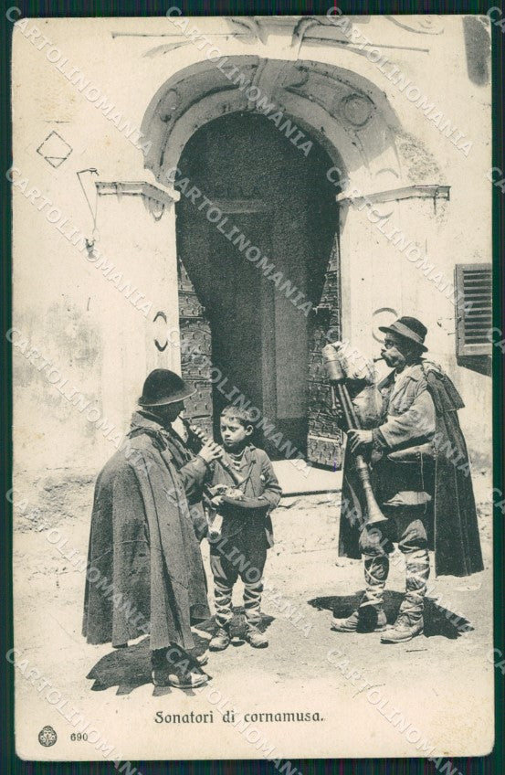 Verbania Stresa Suonatori Cornamusa PIEGA cartolina QZ2054 – fronte