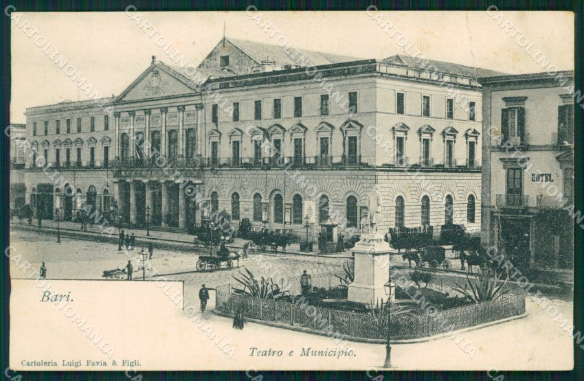 Bari Città Teatro e Municipio PIEGATA cartolina VK0175 – fronte