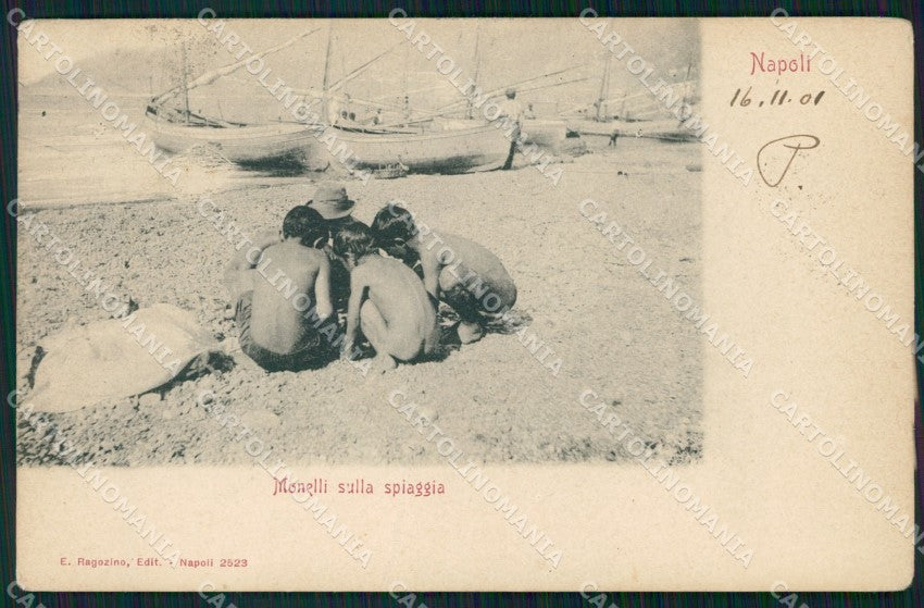 Napoli città Monelli in Spiaggia PIEGA cartolina VK4524 – fronte