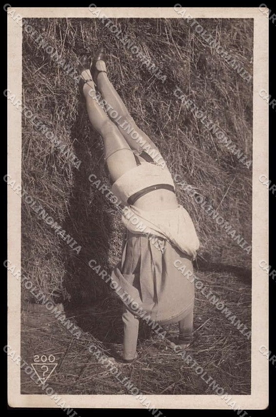 French Risque Woman Stocking ? 200 Original RPPC postcard ZG5214 – fronte