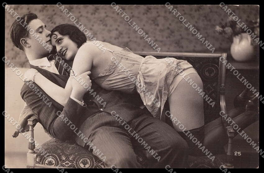 French Risque Woman Couple Serie 25 Stocking Original RPPC postcard ZG5268 – fronte