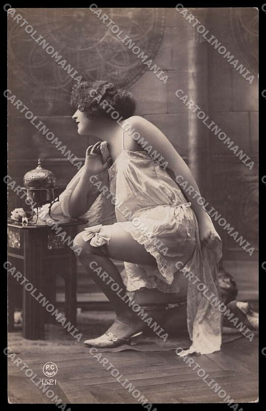 French Risque Woman PC Paris 1521 Stocking Original RPPC postcard ZG5395 – fronte