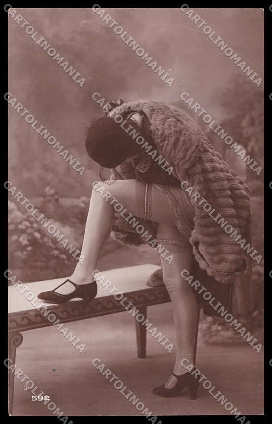 French Risque Woman LP Paris 125 Stocking Original RPPC postcard ZG5397 – fronte