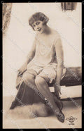 French Risque Woman Serie 592 Stocking Original RPPC postcard ZG5398 – fronte