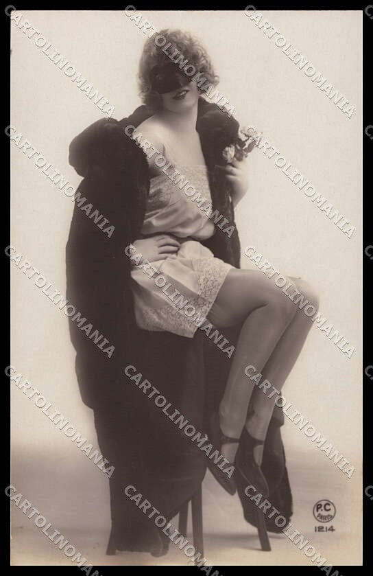 French Risque Woman PC Paris 1214 Stocking Original RPPC postcard ZG5407 – fronte