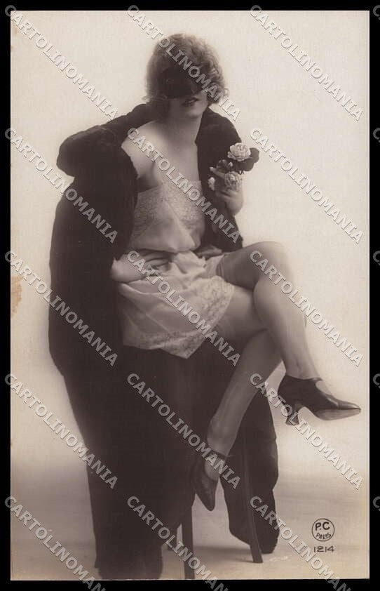 French Risque Woman PC Paris 1214 Stocking Original RPPC postcard ZG5408 – fronte