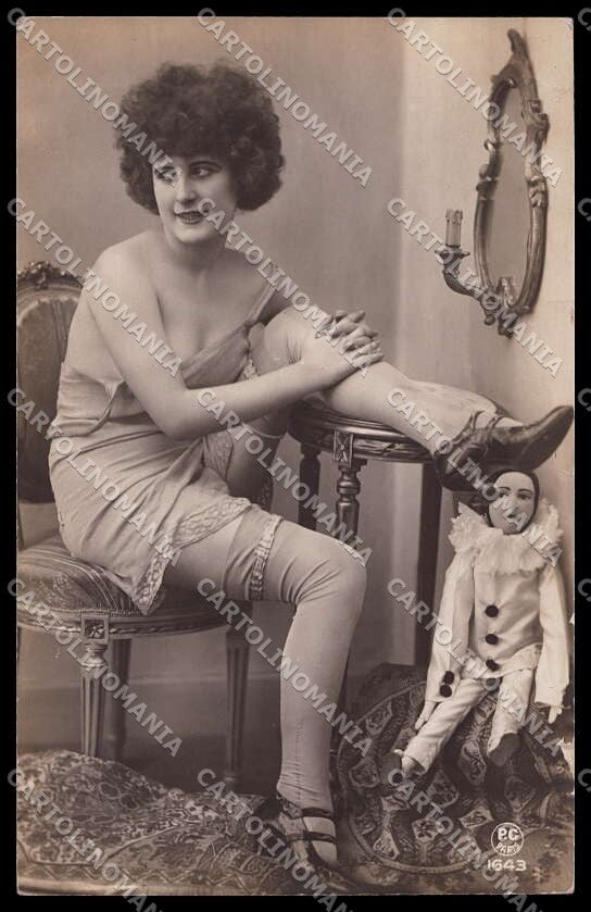 French Risque Woman PC Paris 1643 Stocking Original RPPC postcard ZG5409 – fronte