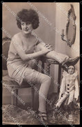 French Risque Woman PC Paris 1643 Stocking Original RPPC postcard ZG5409 – fronte