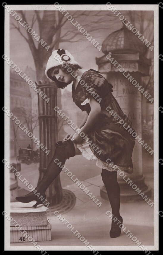 French Risque Woman Serie 46 Stocking Original RPPC postcard ZG5413 – fronte