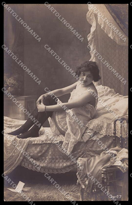 French Risque Woman Serie C 7 Stocking Original RPPC postcard ZG5419 – fronte