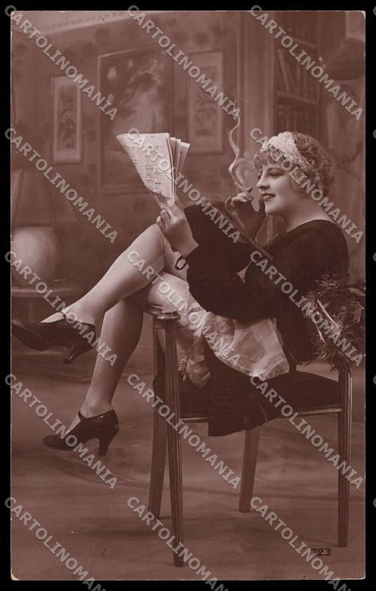 French Risque Woman Serie 723 Stocking Original RPPC postcard ZG5446 – fronte