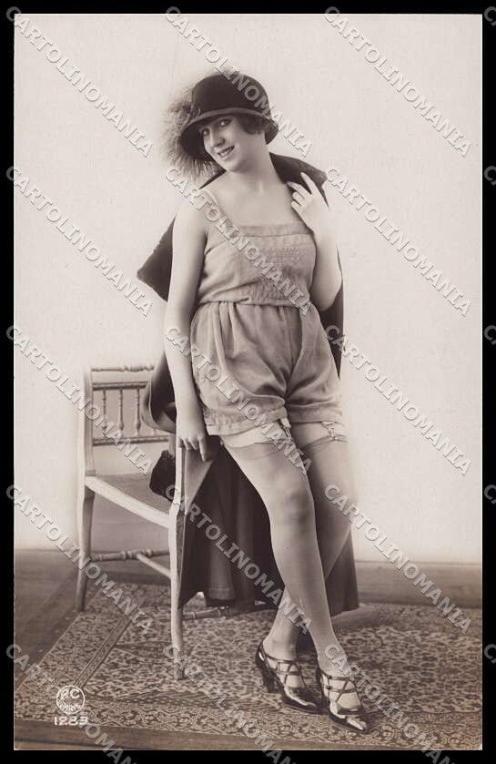 French Risque Woman PC Paris 1283 Stocking Original RPPC postcard ZG5461 – fronte