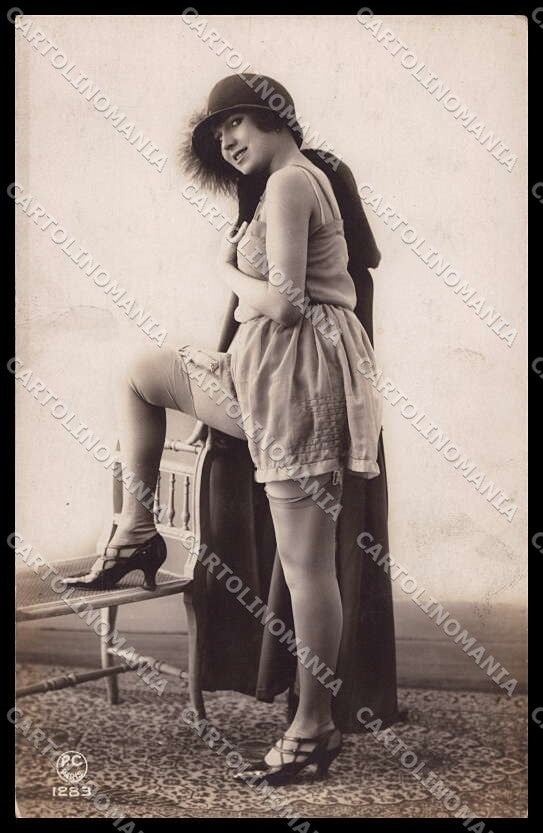 French Risque Woman PC Paris 1283 Stocking Original RPPC postcard ZG5462 – fronte