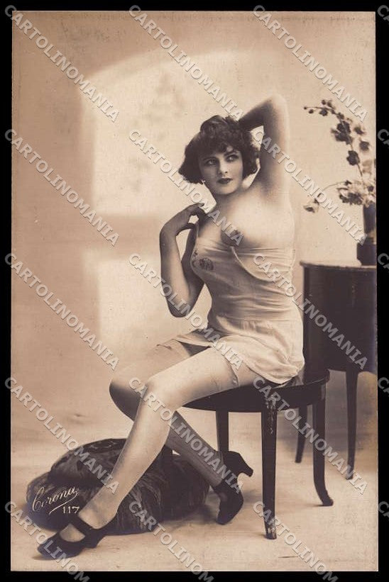 French Risque Nude Lady Stocking Corona serie 117 RPPC postcard ZG5907 – fronte