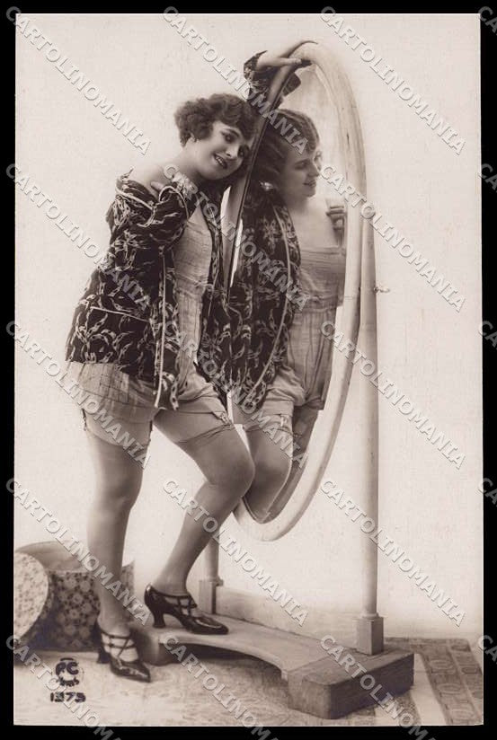 French Risque Lady Stocking Mirror PC Paris serie 1375 RPPC postcard ZG5912 – fronte