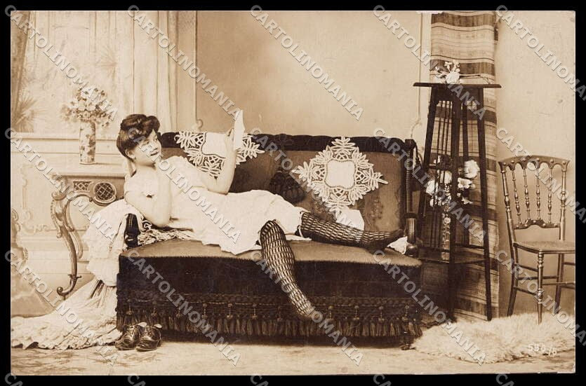 French Risque Lady Stocking serie 580-6 RPPC postcard ZG5919 – fronte
