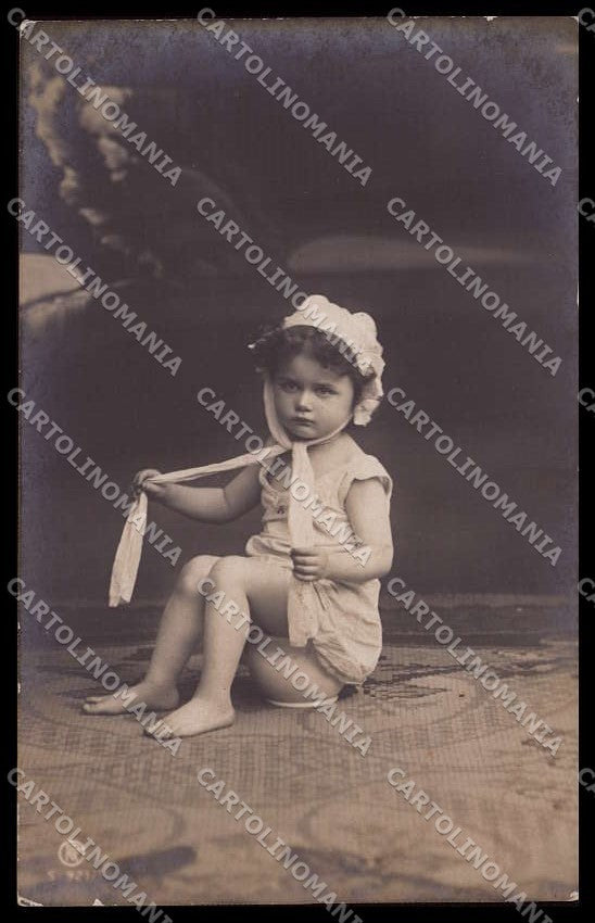 Girl Chamber Pot RPPC Photo cartolina ZG9091 – fronte
